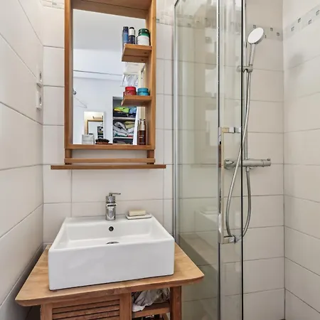 Atypique Avec Vue Sur La Tour Eiffel By Weekome Appartement Paris